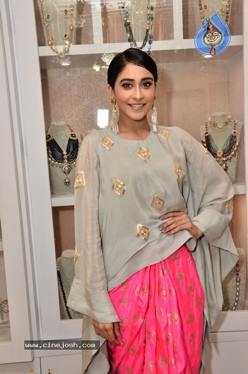 Regina Cassandra Gallery - 37 / 63 photos