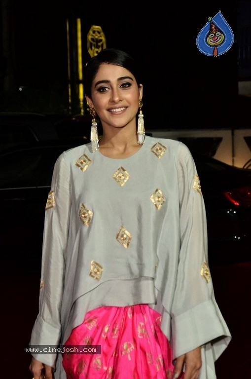 Regina Cassandra Gallery - 38 / 63 photos