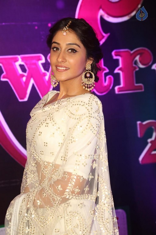 Regina Cassandra Images - 38 / 47 photos
