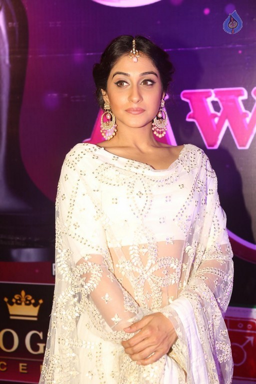 Regina Cassandra Images - 41 / 47 photos