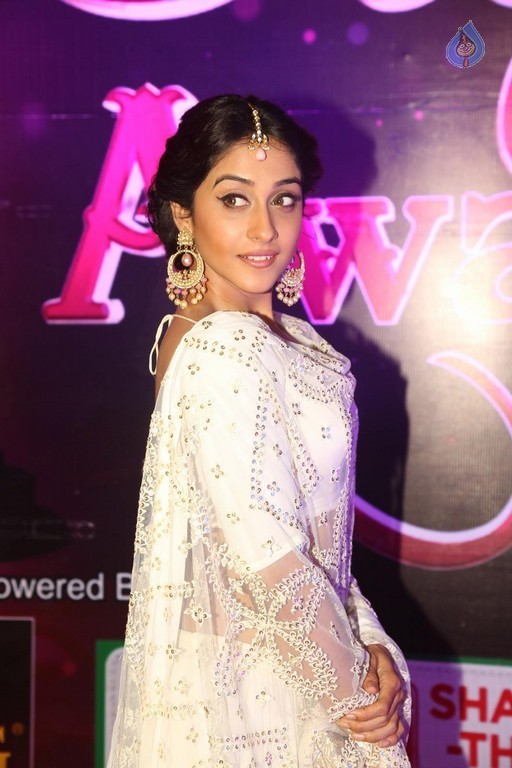 Regina Cassandra Images - 45 / 47 photos