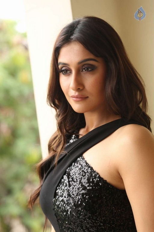 Regina Cassandra Images - 11 / 48 photos