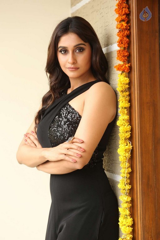 Regina Cassandra Images - 16 / 48 photos