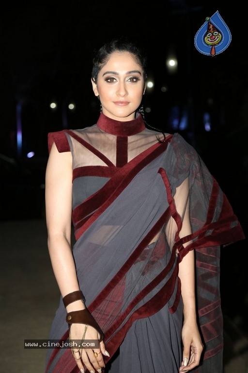 Regina Cassandra Images - 4 / 16 photos