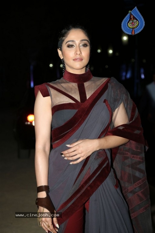 Regina Cassandra Images - 15 / 16 photos