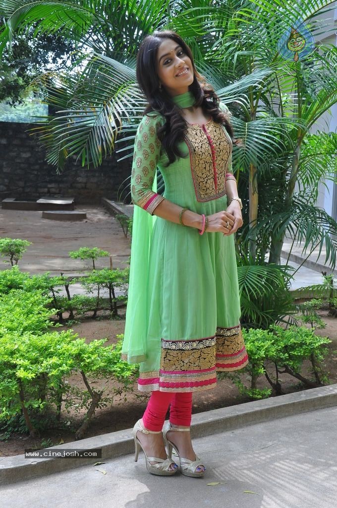 Regina Cassandra Latest Stills - 7 / 74 photos