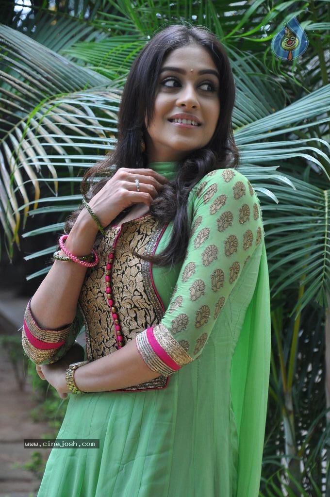 Regina Cassandra Latest Stills - 33 / 74 photos