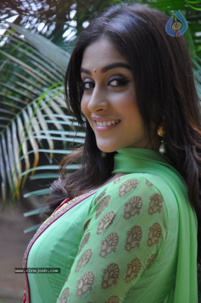 Regina Cassandra Latest Stills - 44 / 74 photos