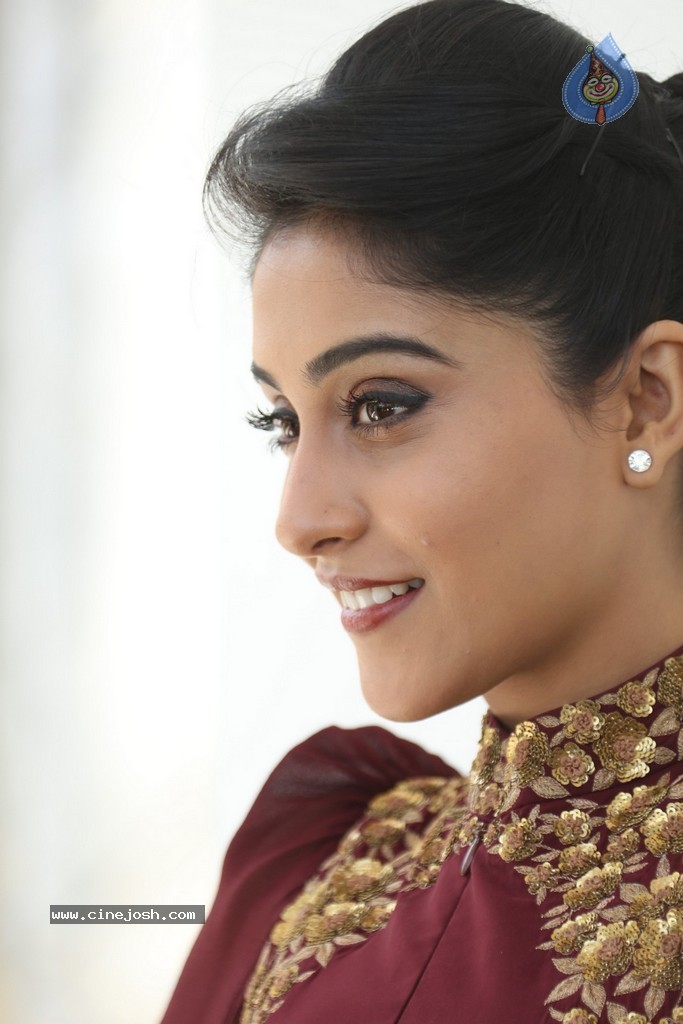 Regina Cassandra New Gallery - 13 / 152 photos