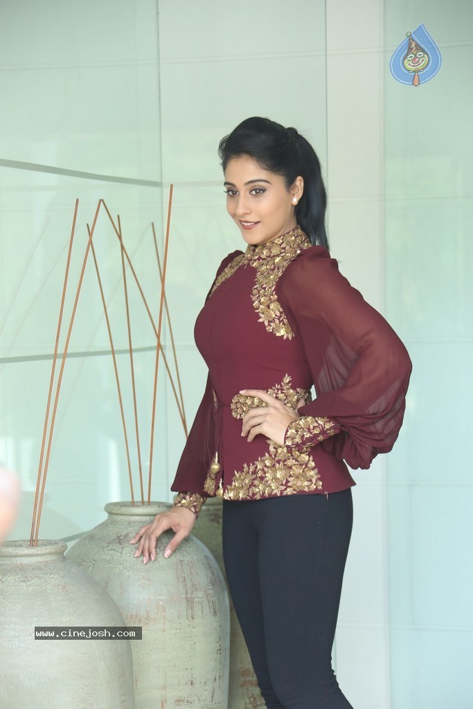 Regina Cassandra New Gallery - 20 / 152 photos