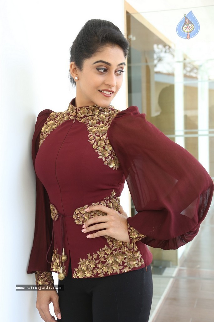 Regina Cassandra New Gallery - 151 / 152 photos