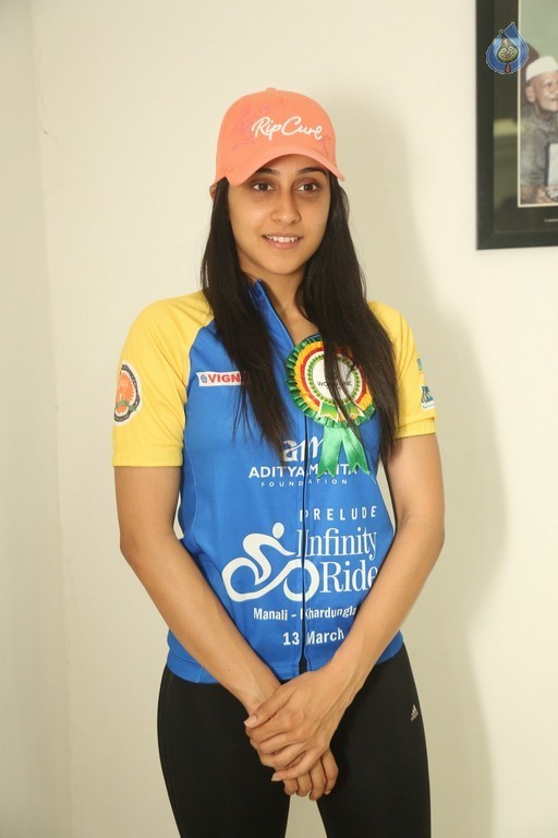 Regina Cassandra New Images - 2 / 41 photos