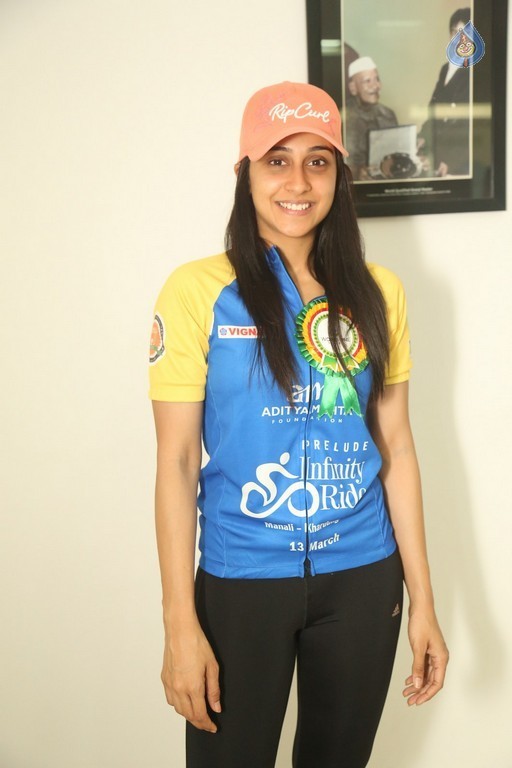 Regina Cassandra New Images - 5 / 41 photos