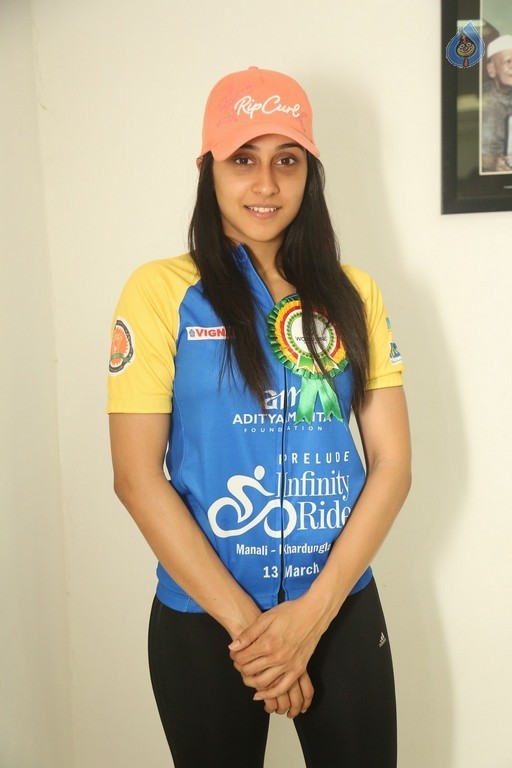 Regina Cassandra New Images - 6 / 41 photos
