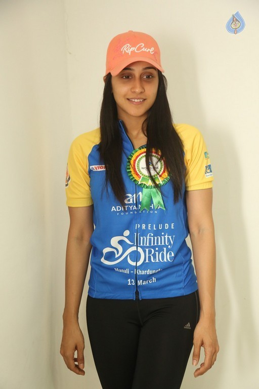 Regina Cassandra New Images - 9 / 41 photos