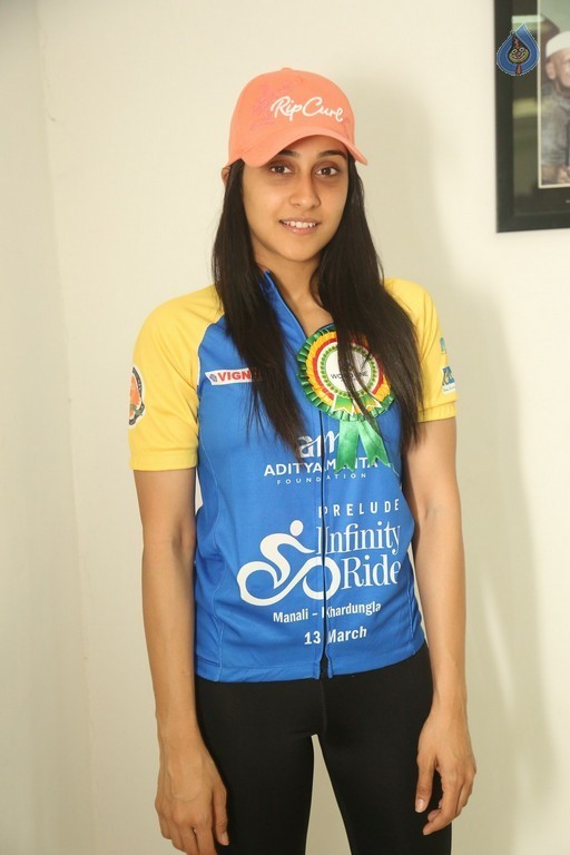Regina Cassandra New Images - 22 / 41 photos