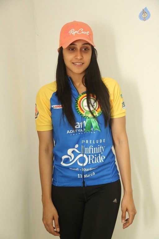 Regina Cassandra New Images - 23 / 41 photos