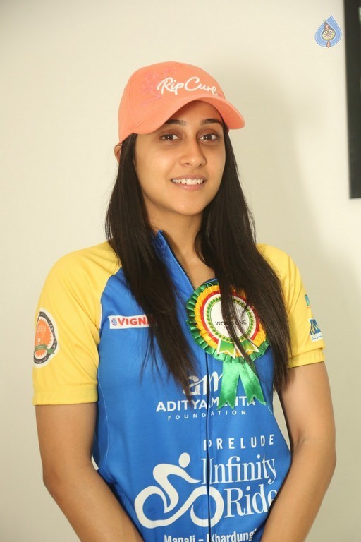 Regina Cassandra New Images - 24 / 41 photos
