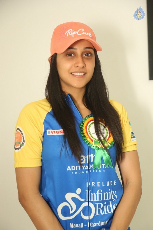 Regina Cassandra New Images - 27 / 41 photos