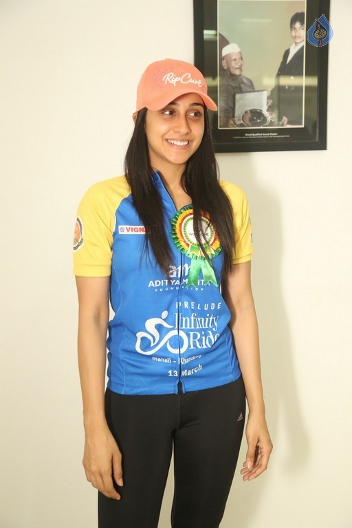 Regina Cassandra New Images - 28 / 41 photos