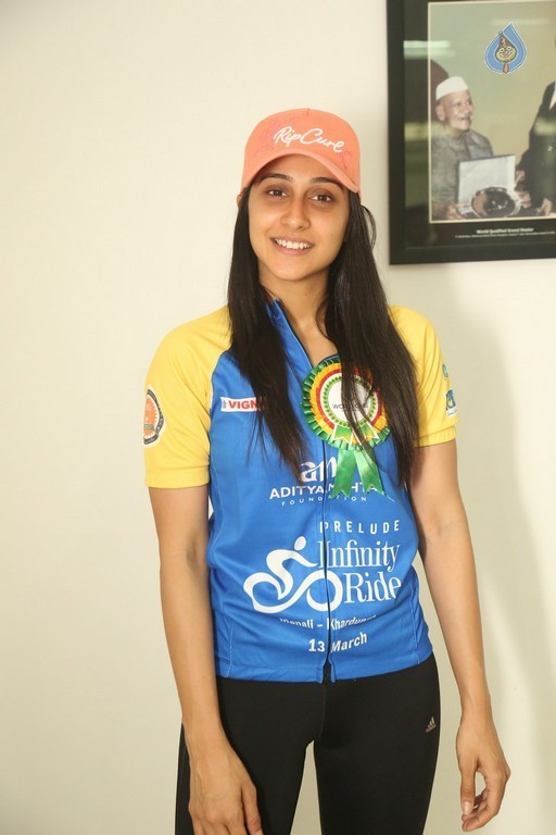Regina Cassandra New Images - 30 / 41 photos