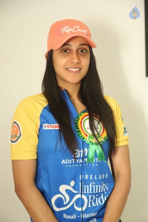 Regina Cassandra New Images - 39 / 41 photos