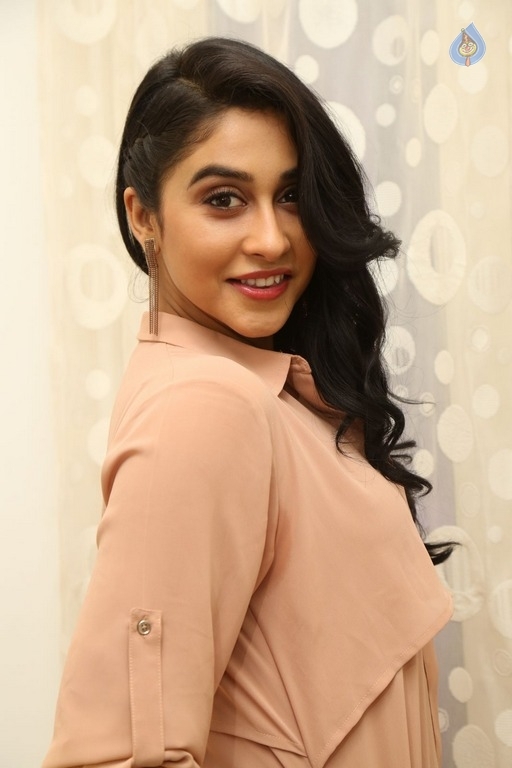 Regina Cassandra New Photos - 38 / 40 photos