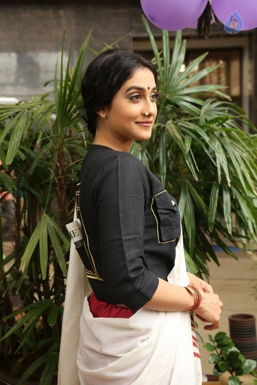 Regina Cassandra New Pics - 16 / 30 photos