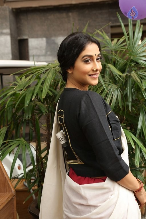 Regina Cassandra New Pics - 19 / 30 photos