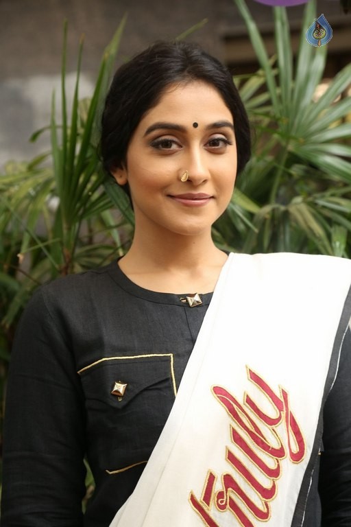 Regina Cassandra New Pics - 22 / 30 photos