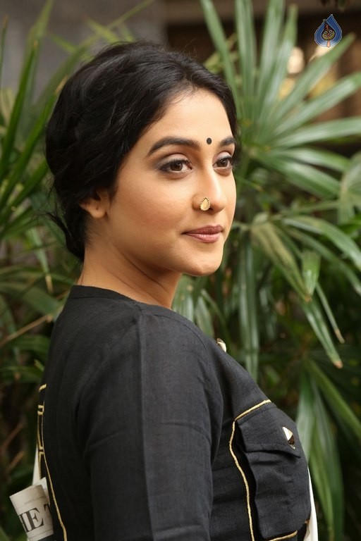 Regina Cassandra New Pics - 25 / 30 photos
