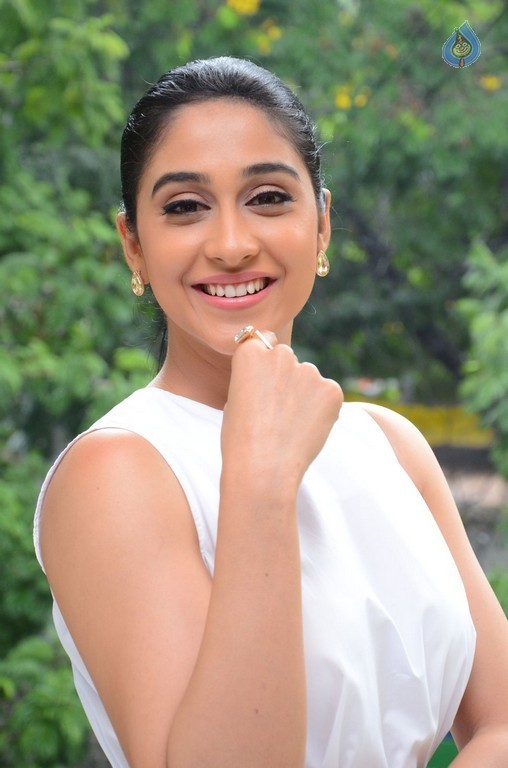 Regina Cassandra New Stills - 23 / 41 photos