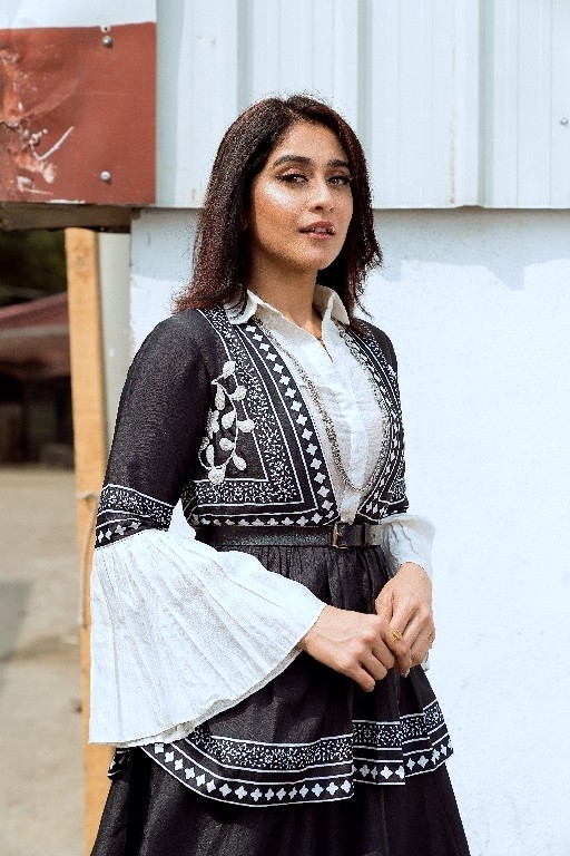 Regina Cassandra Photos - 9 / 12 photos