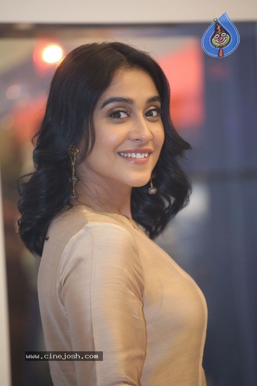 Regina Cassandra Photos - 1 / 21 photos