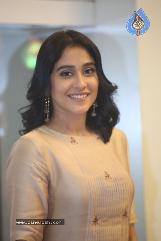 Regina Cassandra Photos - 14 / 21 photos