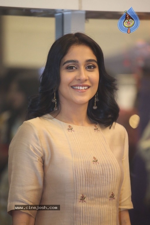 Regina Cassandra Photos - 18 / 21 photos