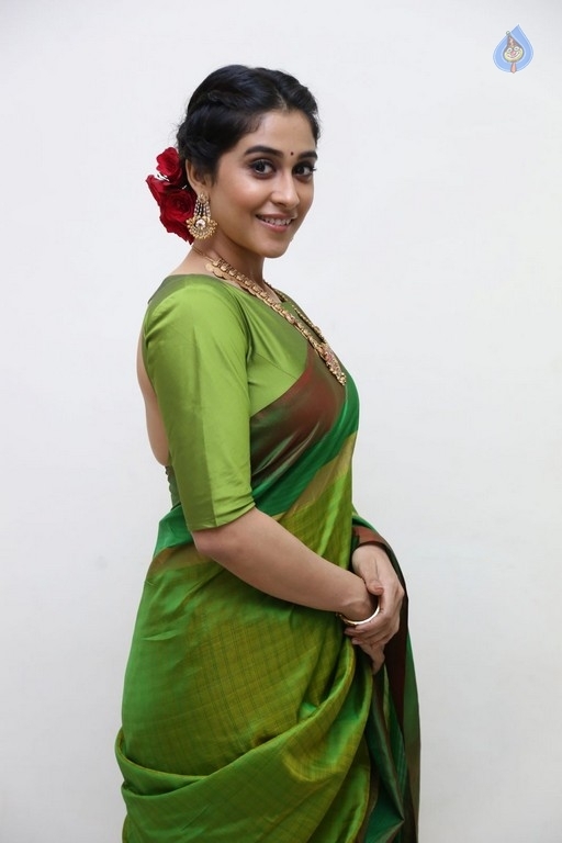 Regina Cassandra Photos - 22 / 37 photos