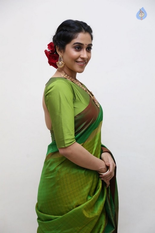 Regina Cassandra Photos - 24 / 37 photos