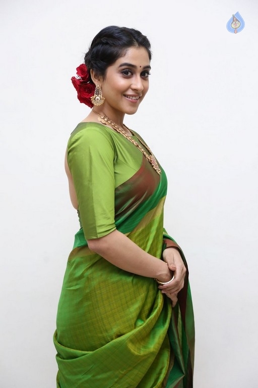 Regina Cassandra Photos - 30 / 37 photos