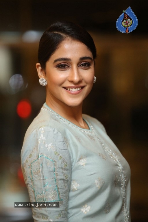 Regina Cassandra Photos - 1 / 17 photos