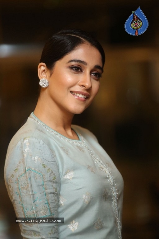 Regina Cassandra Photos - 3 / 17 photos