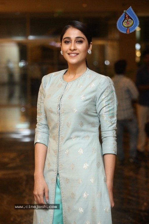 Regina Cassandra Photos - 12 / 17 photos