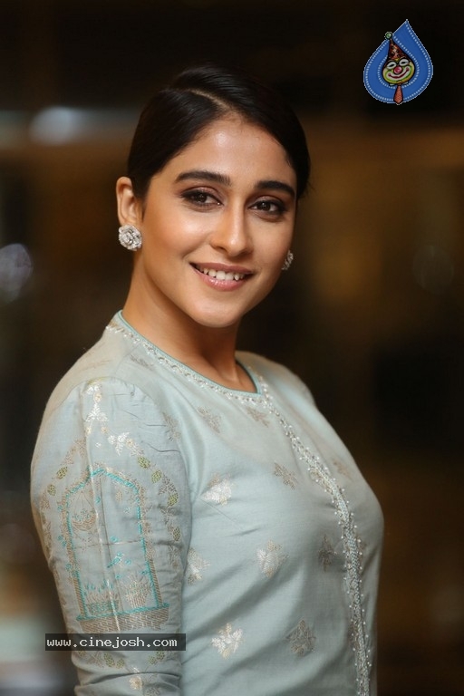 Regina Cassandra Photos - 14 / 17 photos