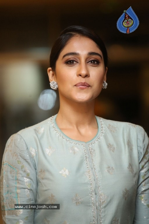 Regina Cassandra Photos - 15 / 17 photos