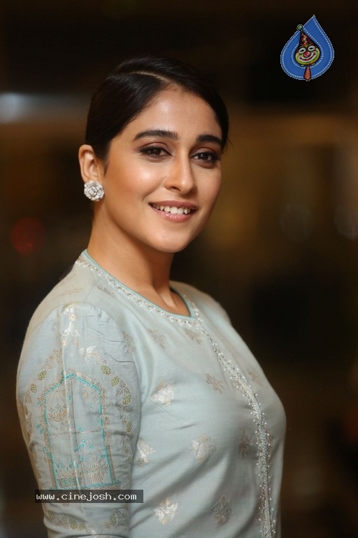 Regina Cassandra Photos - 16 / 17 photos