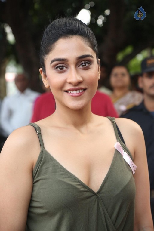 Regina Cassandra Pics - 20 / 40 photos