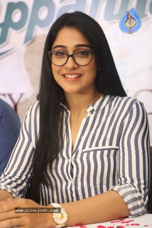 Regina Cassandra Stills - 14 / 15 photos