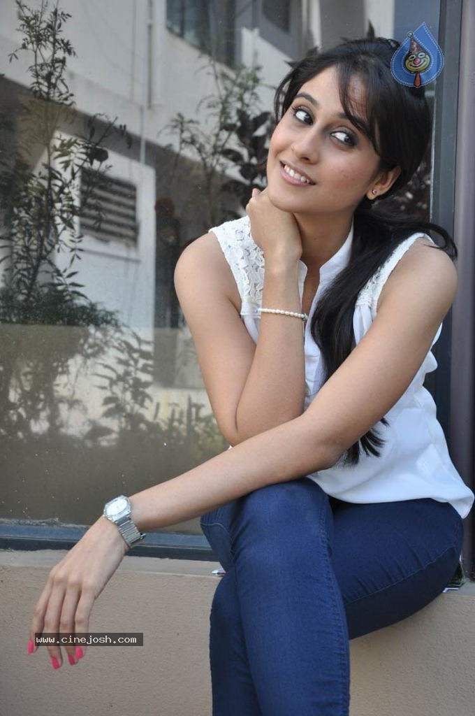 Regina Latest Stills - 24 / 46 photos