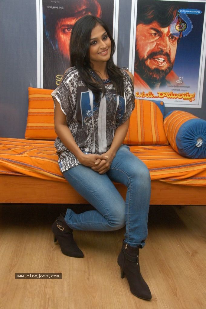 Remya Nambeesan New Stills - 9 / 30 photos