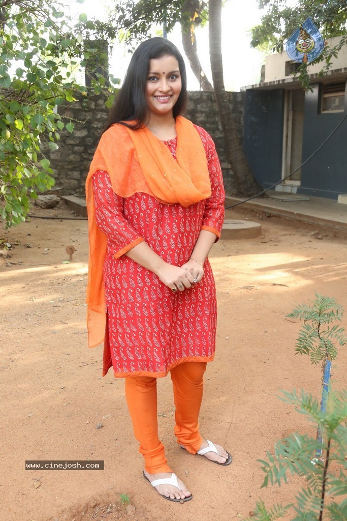 Renu Desai New Photos - 2 / 43 photos